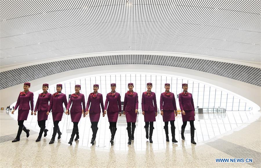 Funcionários do 1o trem da ferrovia Chongqing-Guiyang entram ao servi?o