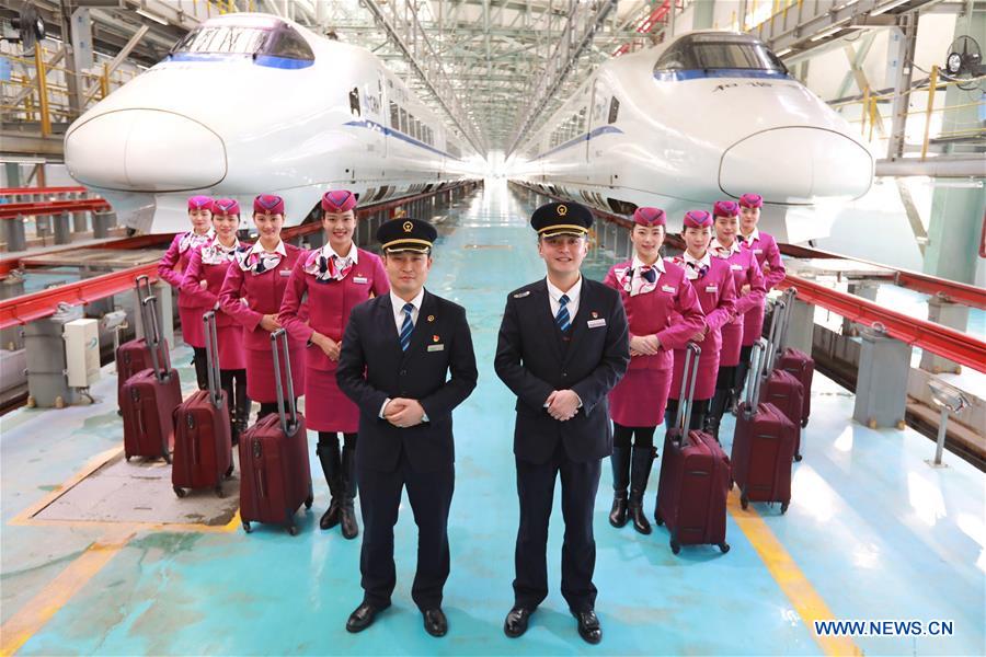 Funcionários do 1o trem da ferrovia Chongqing-Guiyang entram ao servi?o