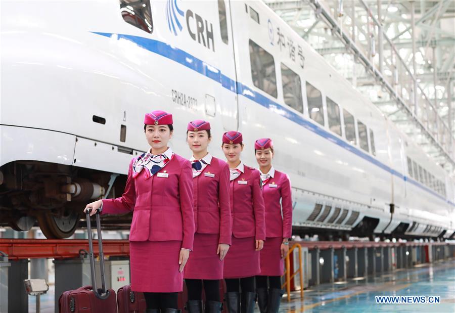 Funcionários do 1o trem da ferrovia Chongqing-Guiyang entram ao servi?o