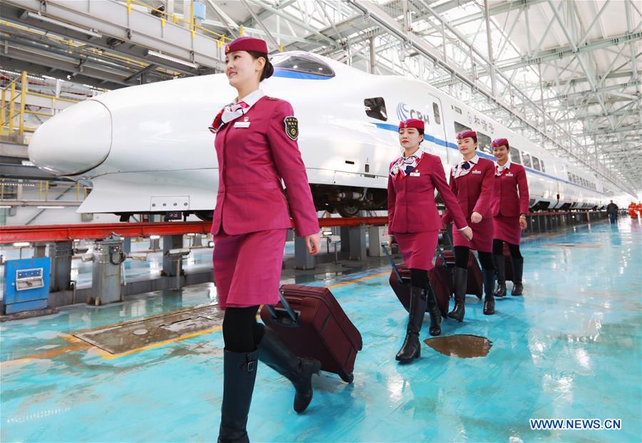 Funcionários do 1o trem da ferrovia Chongqing-Guiyang entram ao servi?o