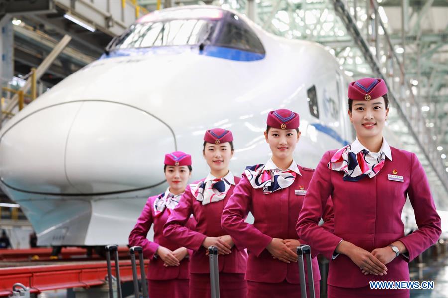 Funcionários do 1o trem da ferrovia Chongqing-Guiyang entram ao servi?o