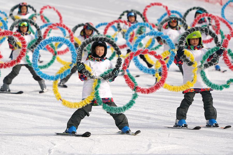 Galeria: Crian?as celebram Dia Mundial da Neve em Beijing