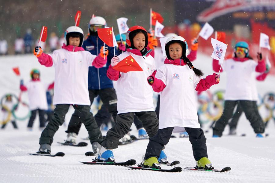 Galeria: Crian?as celebram Dia Mundial da Neve em Beijing