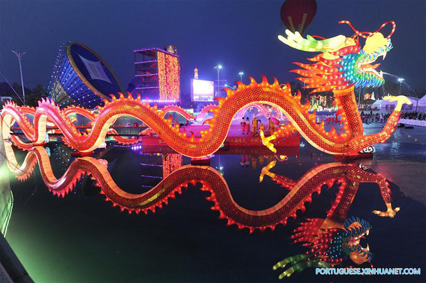 Pessoas apreciam lanternas festivas em Chongqing