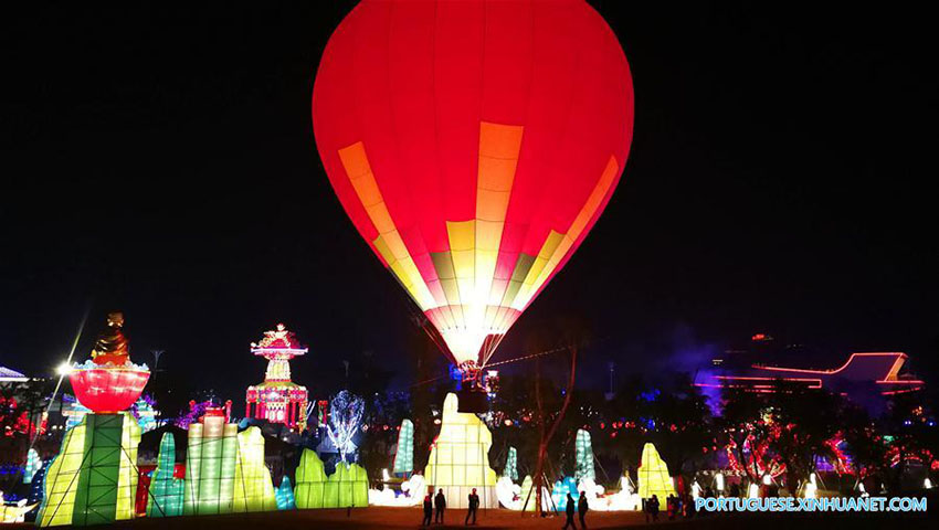 Pessoas apreciam lanternas festivas em Chongqing