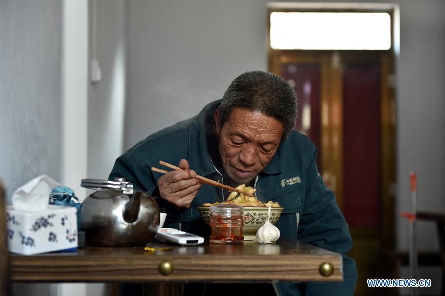 Carteiro de 60 anos entrega correio em regi?o montanhosa há 30 anos