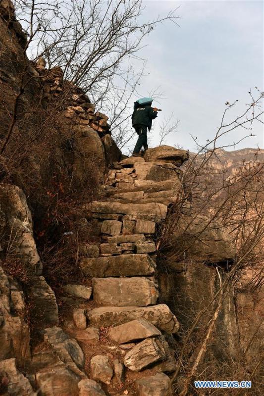 Carteiro de 60 anos entrega correio em regi?o montanhosa há 30 anos
