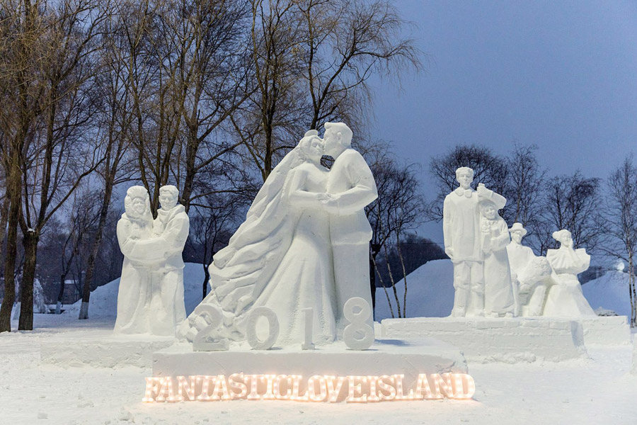 Galeria: esculturas de neve em homenagem a histórias de amor