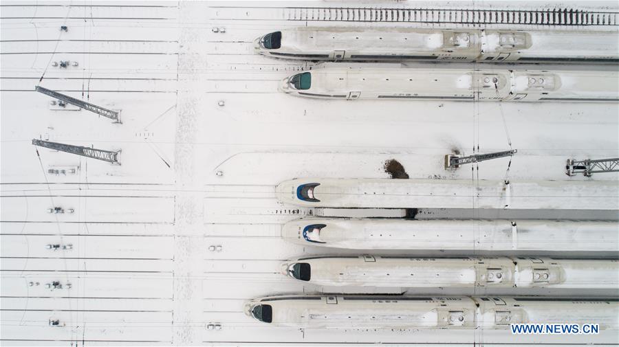 Posto de manuten??o em Anhui recebe trens afetados pela tempestade de neve