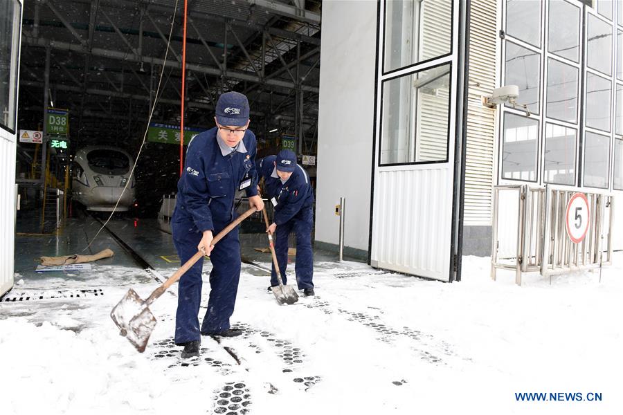 Posto de manuten??o em Anhui recebe trens afetados pela tempestade de neve