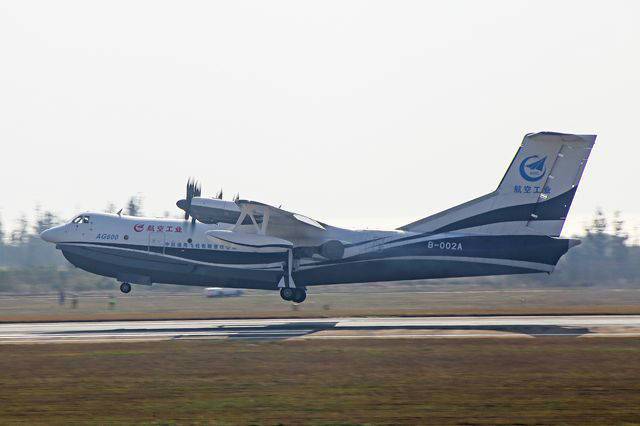 Primeiro avi?o anfíbio de grande porte da China completa segundo voo