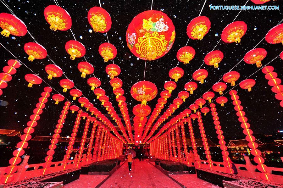 Lanternas iluminam rua de Weifang em Shandong