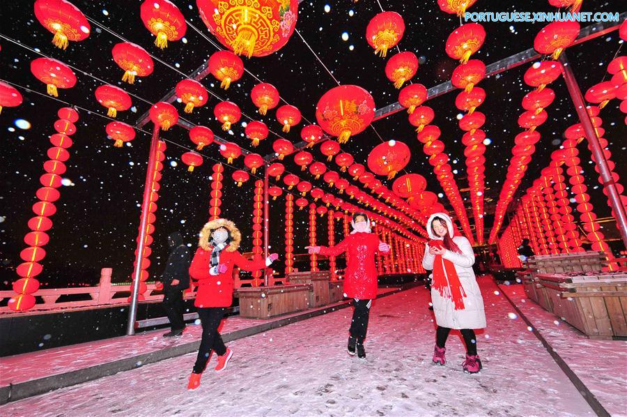 Lanternas iluminam rua de Weifang em Shandong