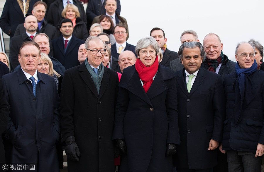 Primeira-ministra britanica chega a Wuhan, iniciando visita oficial à China