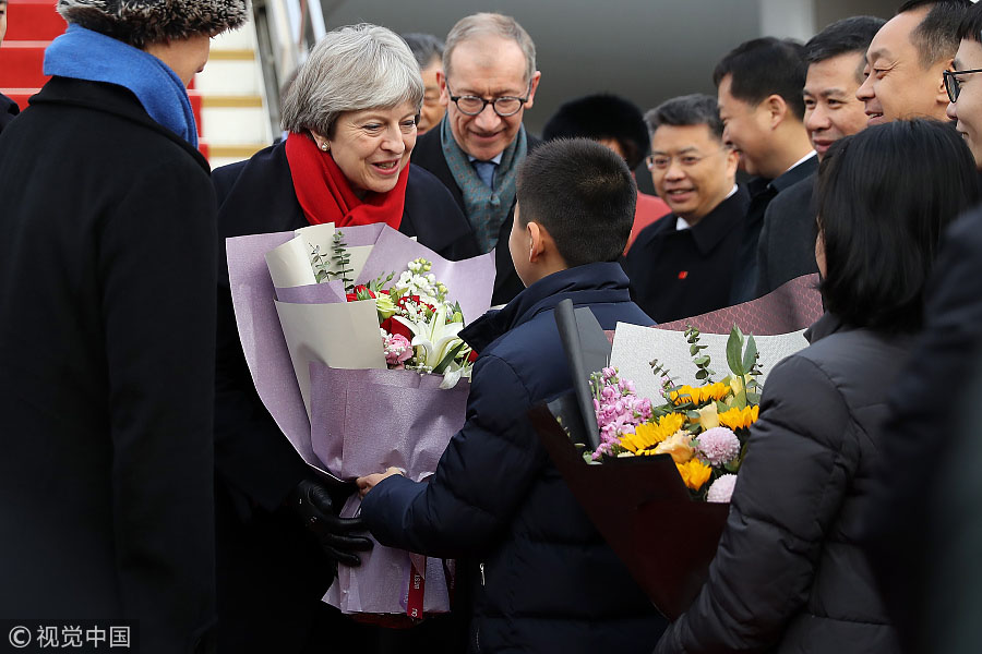 Primeira-ministra britanica chega a Wuhan, iniciando visita oficial à China