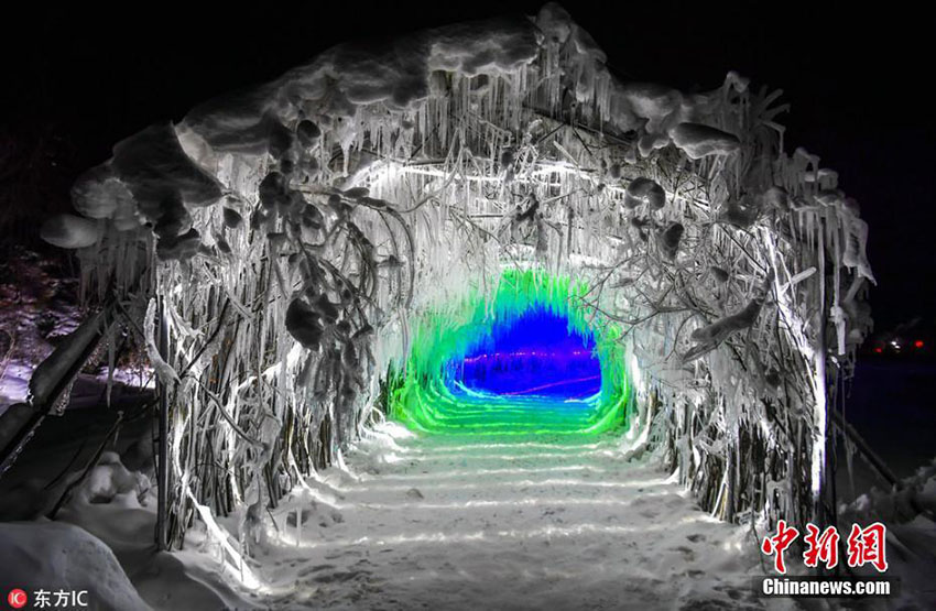 Caverna gelada atrai visitantes em Jilin