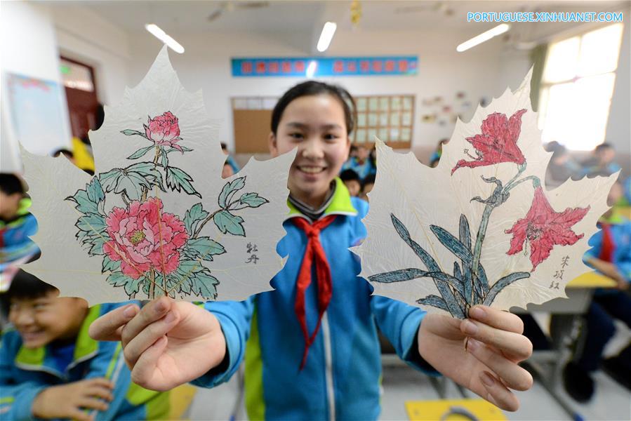 Estudantes aprendem a fazer pinturas em folhas em Hebei