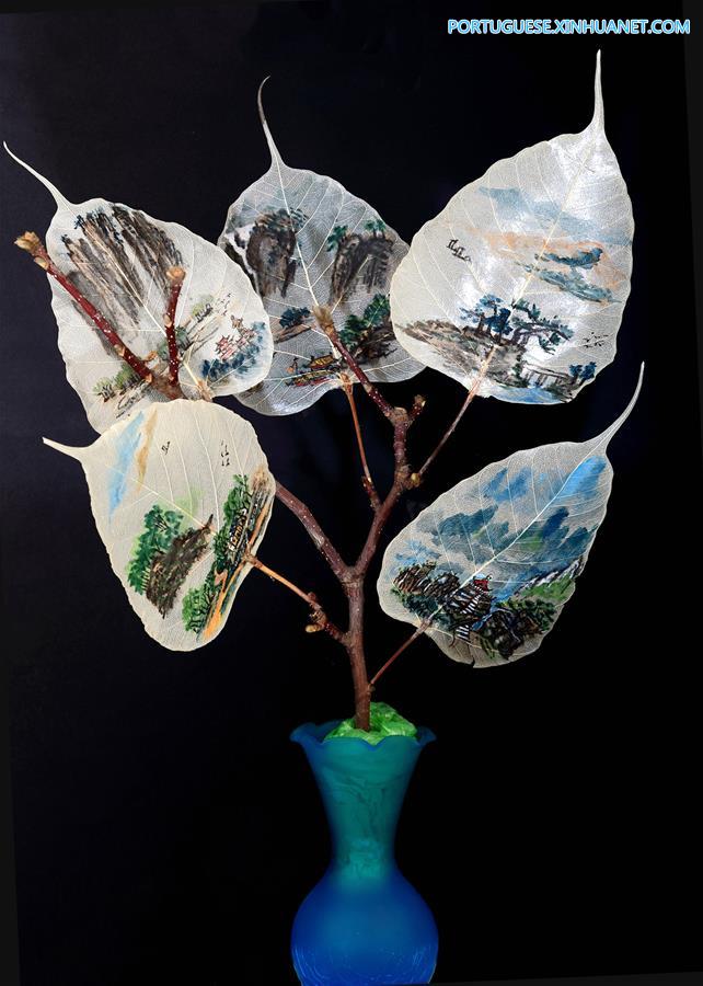 Estudantes aprendem a fazer pinturas em folhas em Hebei