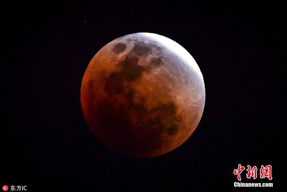 Eclipse lunar e “superlua azul de sangue” observados em toda a China