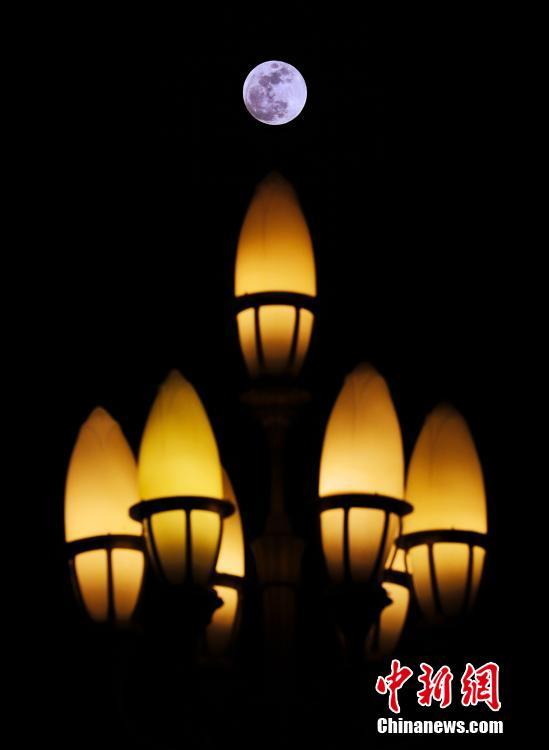 Eclipse lunar e “superlua azul de sangue” observados em toda a China