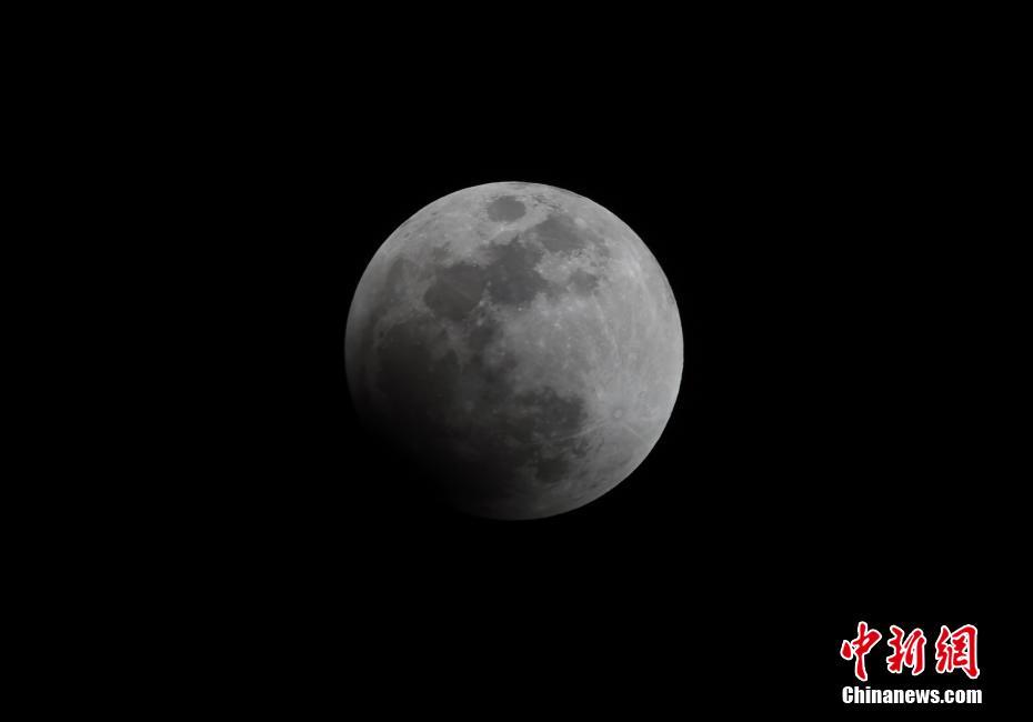 Eclipse lunar e “superlua azul de sangue” observados em toda a China