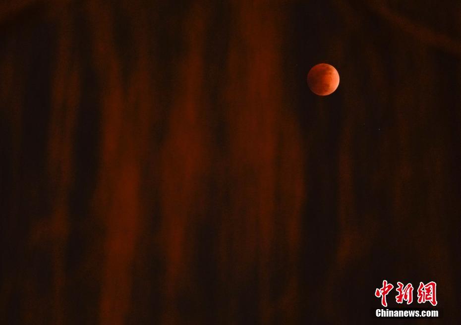 Eclipse lunar e “superlua azul de sangue” observados em toda a China