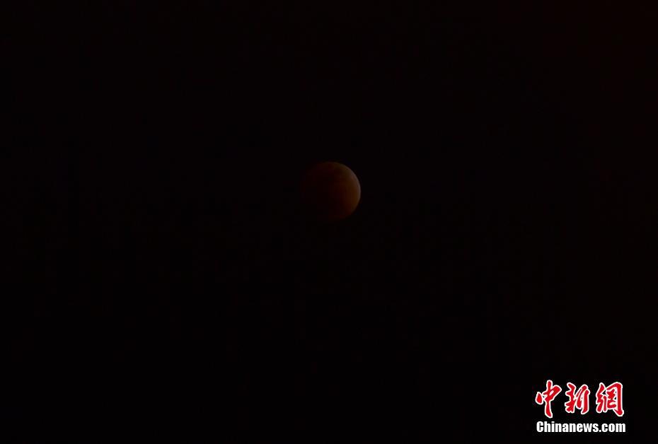 Eclipse lunar e “superlua azul de sangue” observados em toda a China