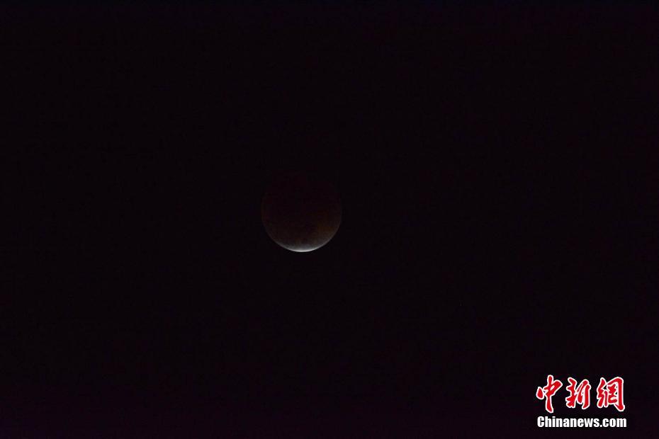 Eclipse lunar e “superlua azul de sangue” observados em toda a China