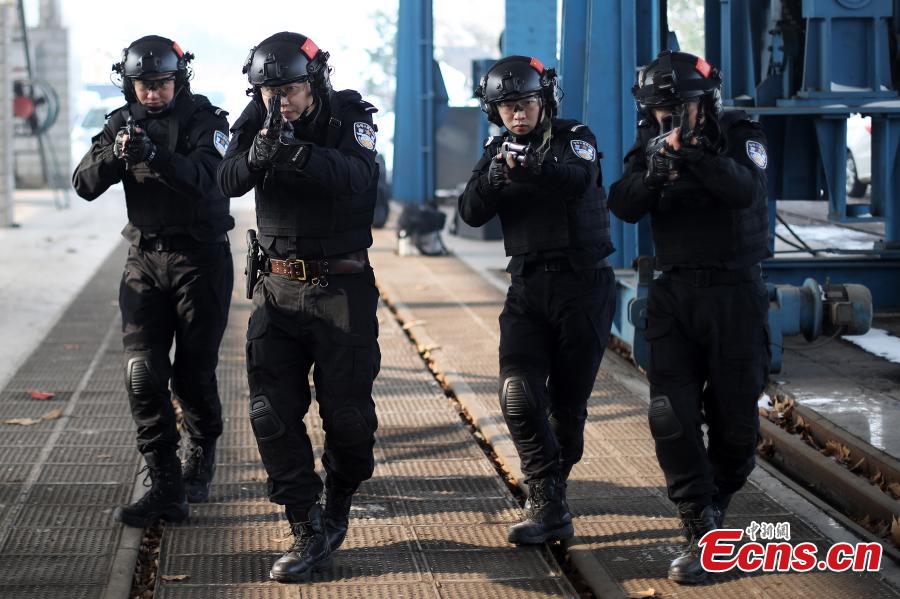 Polícia de Nanjing realiza simula??o de situa??o de emergência no advento da migra??o do Ano Novo Chinês