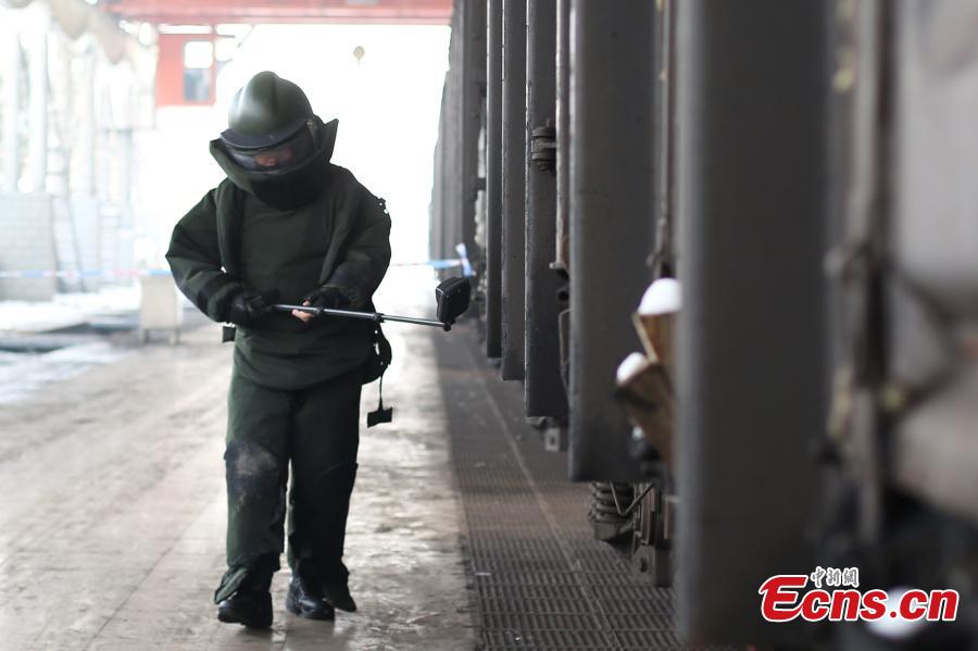 Polícia de Nanjing realiza simula??o de situa??o de emergência no advento da migra??o do Ano Novo Chinês