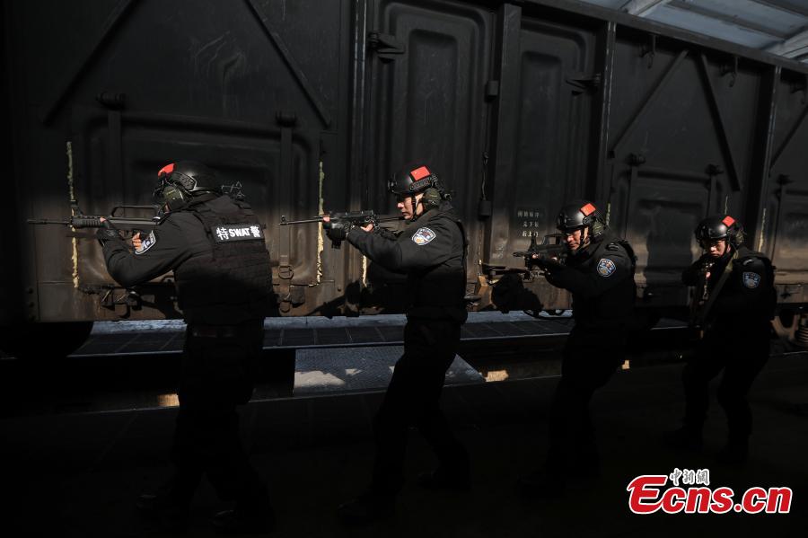 Polícia de Nanjing realiza simula??o de situa??o de emergência no advento da migra??o do Ano Novo Chinês