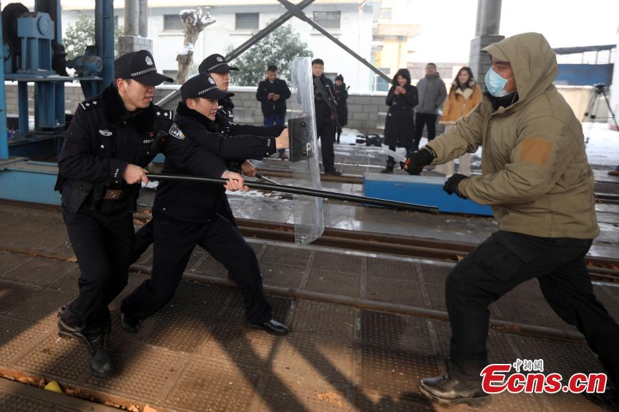 Polícia de Nanjing realiza simula??o de situa??o de emergência no advento da migra??o do Ano Novo Chinês