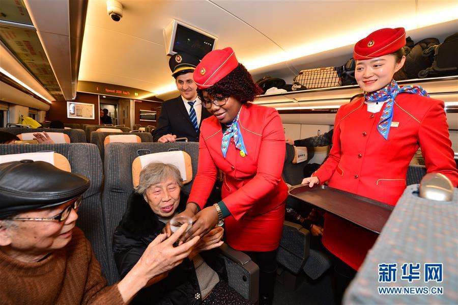 Voluntários estrangeiros juntam-se ao staff dos trens chineses durante migra??o do Ano Novo