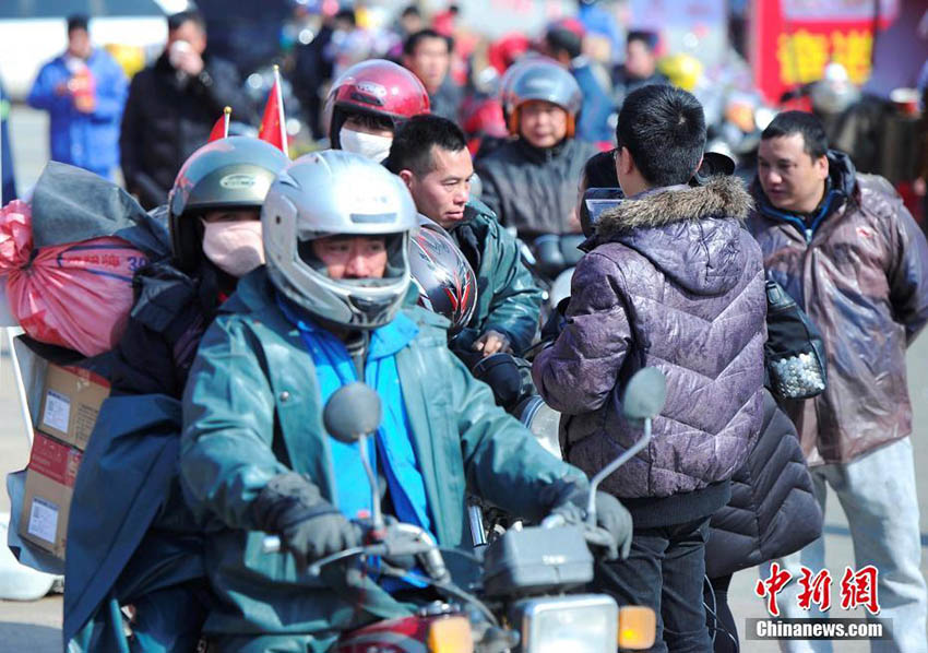 Ano Novo Chinês: Chineses regressam a casa de motocicleta