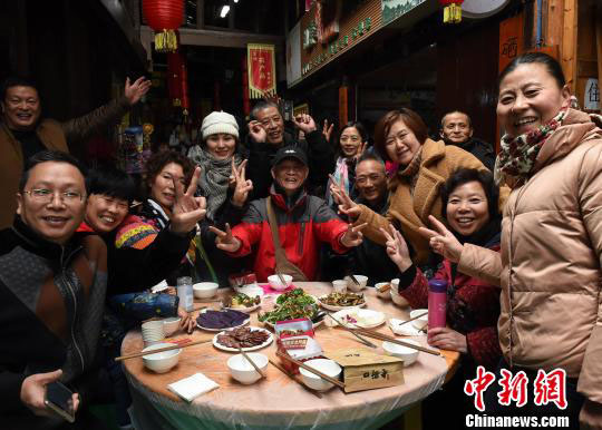 “Banquete de mil metros” realizado no sudoeste da China para celebrar o Festival da Primavera