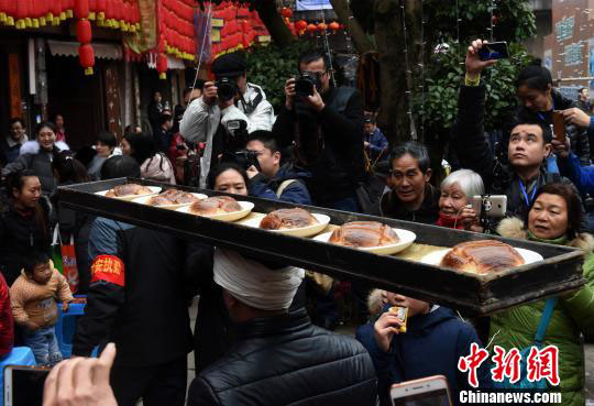 “Banquete de mil metros” realizado no sudoeste da China para celebrar o Festival da Primavera