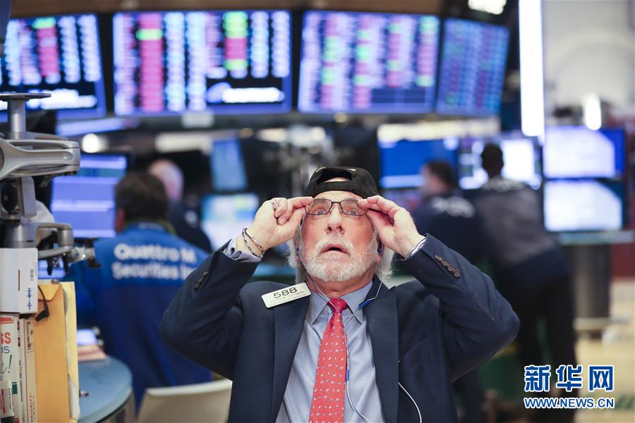 Dow mergulha mais de 1100 pontos enquanto vendas s?o tomadas de panico