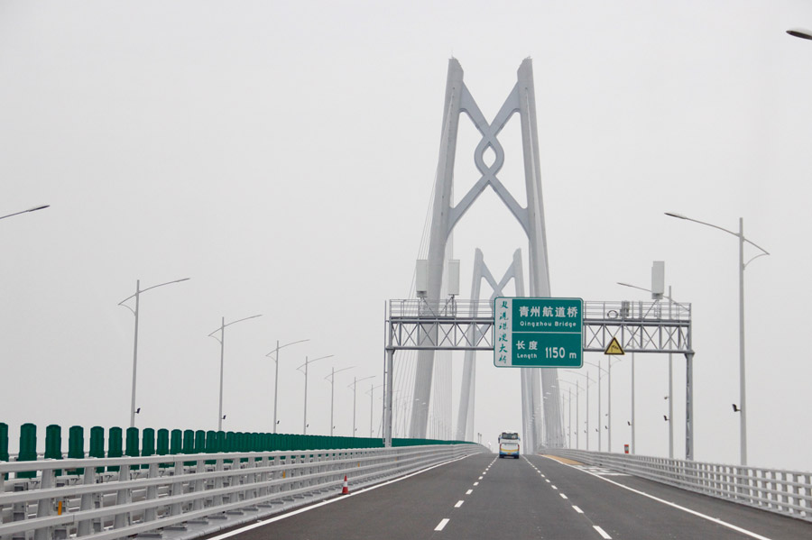 Se??o principal da ponte Hong Kong-Zhuhai-Macau sob inspe??o