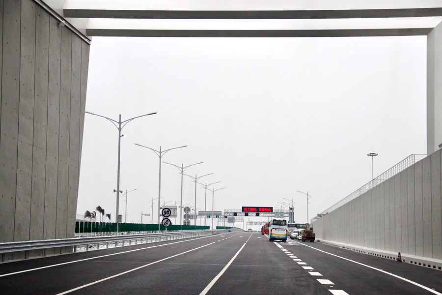 Se??o principal da ponte Hong Kong-Zhuhai-Macau sob inspe??o
