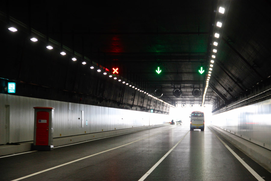 Se??o principal da ponte Hong Kong-Zhuhai-Macau sob inspe??o