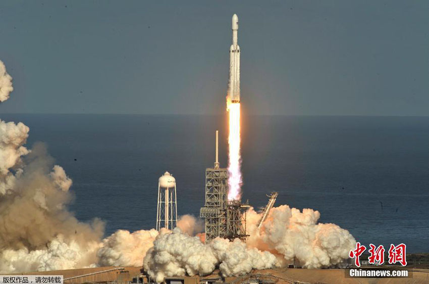 SpaceX lan?a com sucesso foguete Falcon Heavy