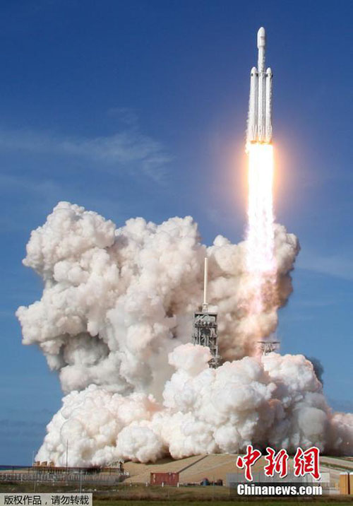 SpaceX lan?a com sucesso foguete Falcon Heavy