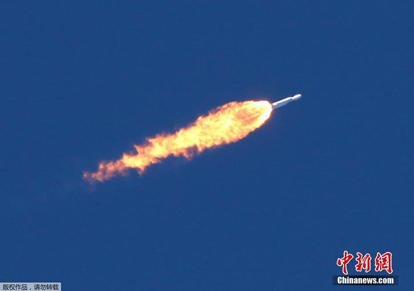 SpaceX lan?a com sucesso foguete Falcon Heavy