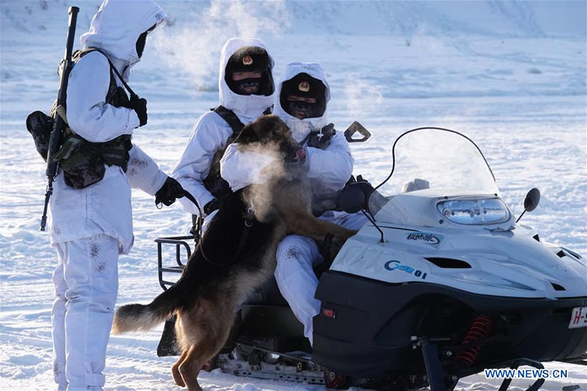 Soldados patrulham fronteira apesar do frio intenso