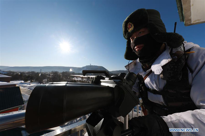 Soldados patrulham fronteira apesar do frio intenso