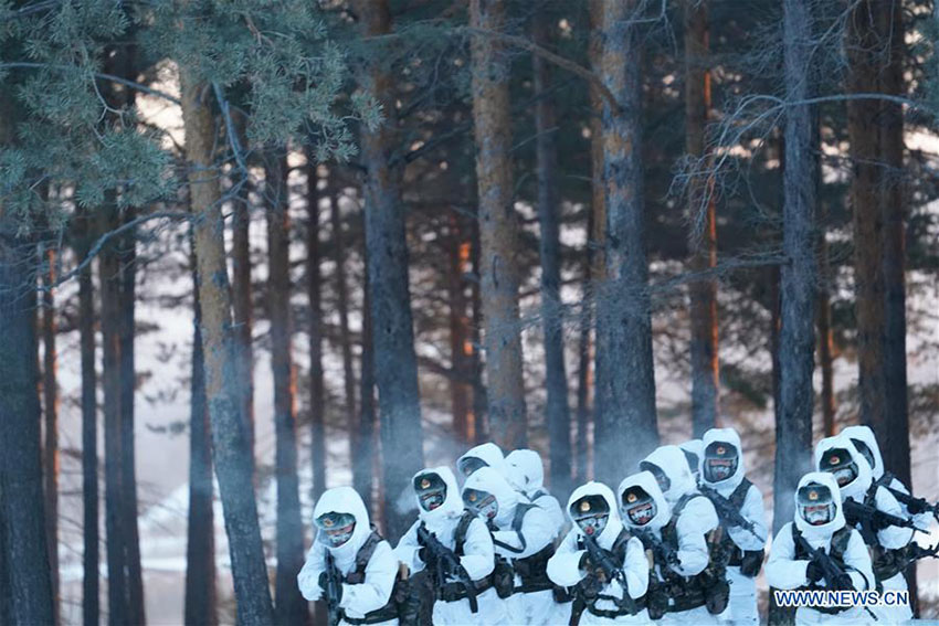 Soldados patrulham fronteira apesar do frio intenso
