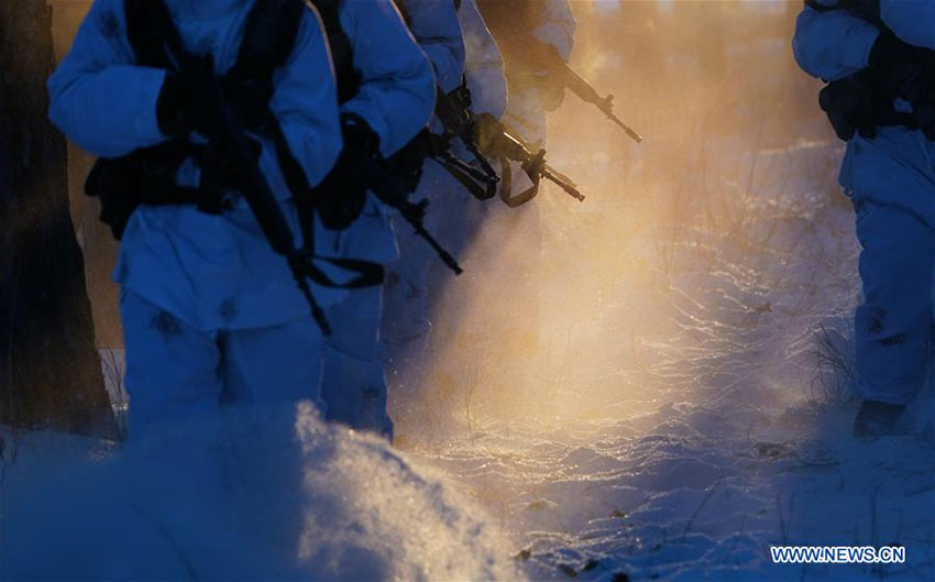Soldados patrulham fronteira apesar do frio intenso