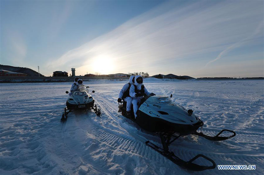 Soldados patrulham fronteira apesar do frio intenso