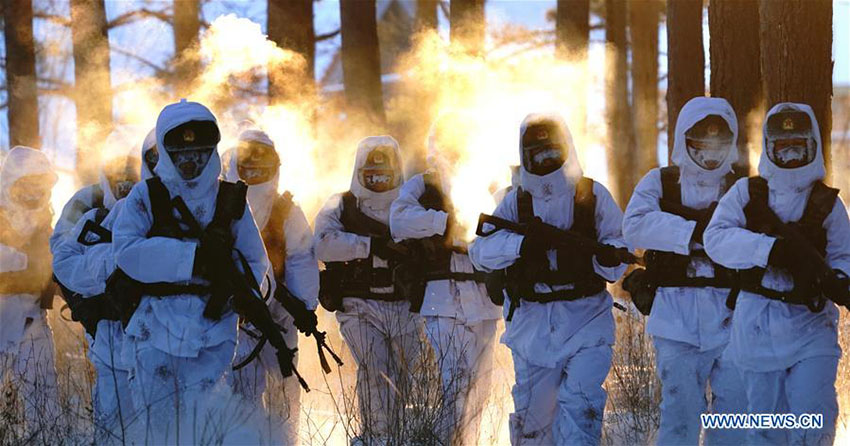 Soldados patrulham fronteira apesar do frio intenso