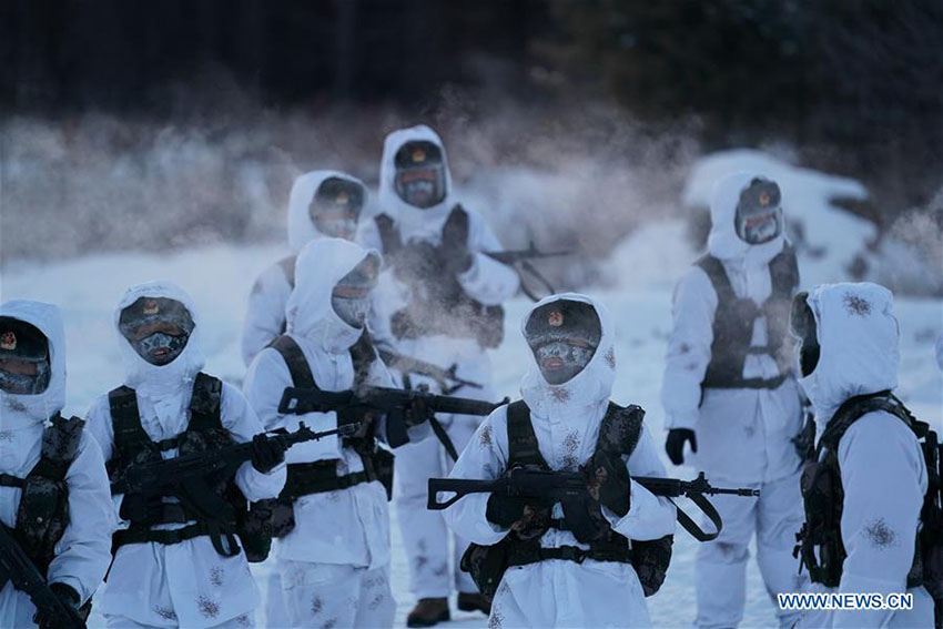 Soldados patrulham fronteira apesar do frio intenso